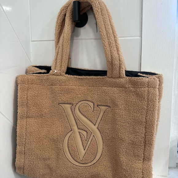VICTORIA’s SECRET NWT sherpa tote - Picture 4 of 10